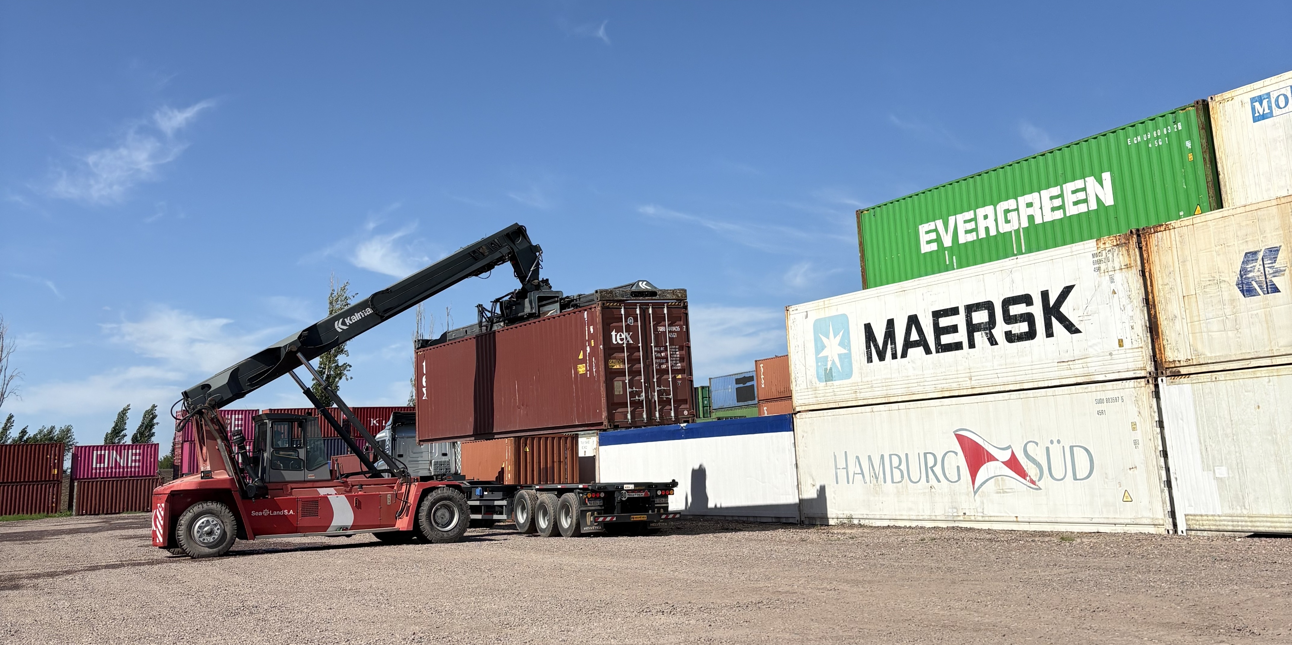 Operación de carga de contenedores en una terminal logística