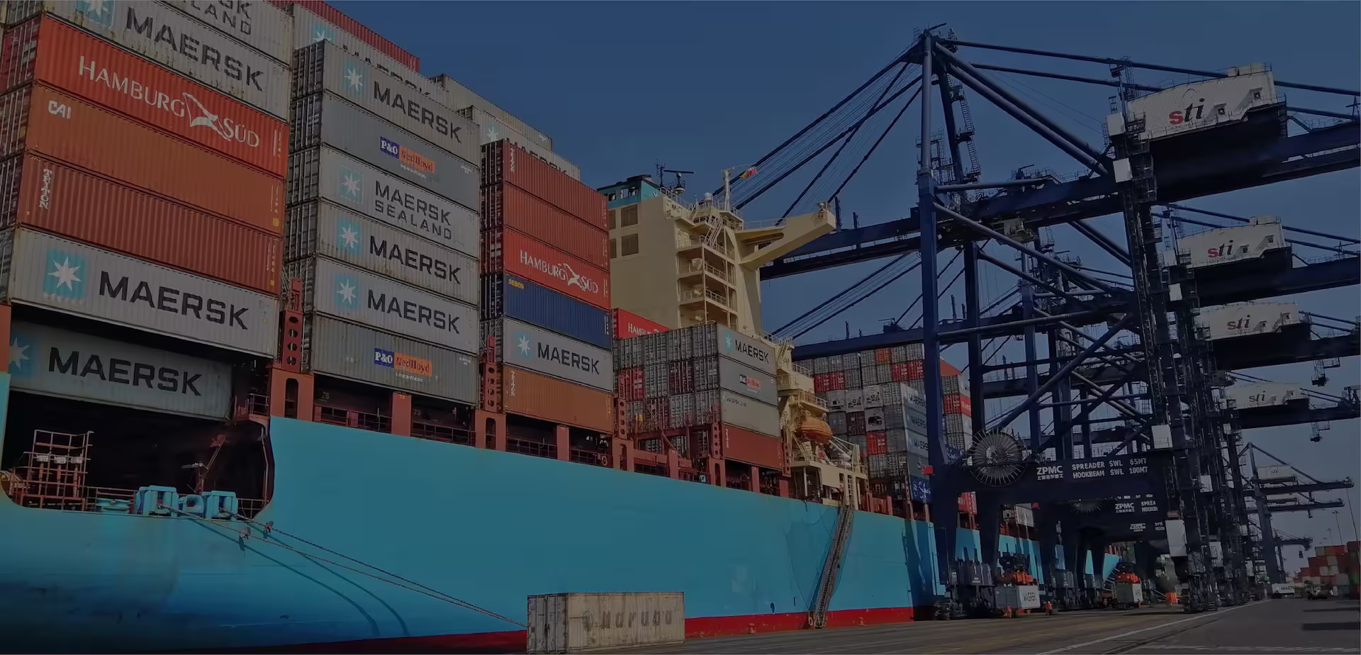 Vista aérea de una terminal porasdtuaria con contenedores