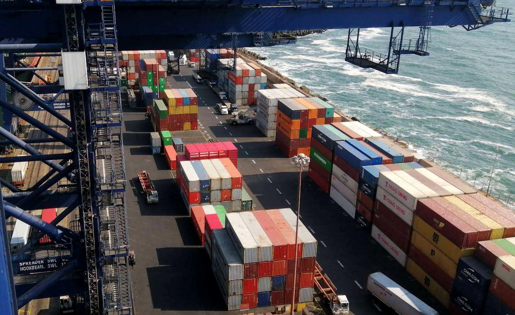 Vista aérea de una terminal portuaria con contenedores