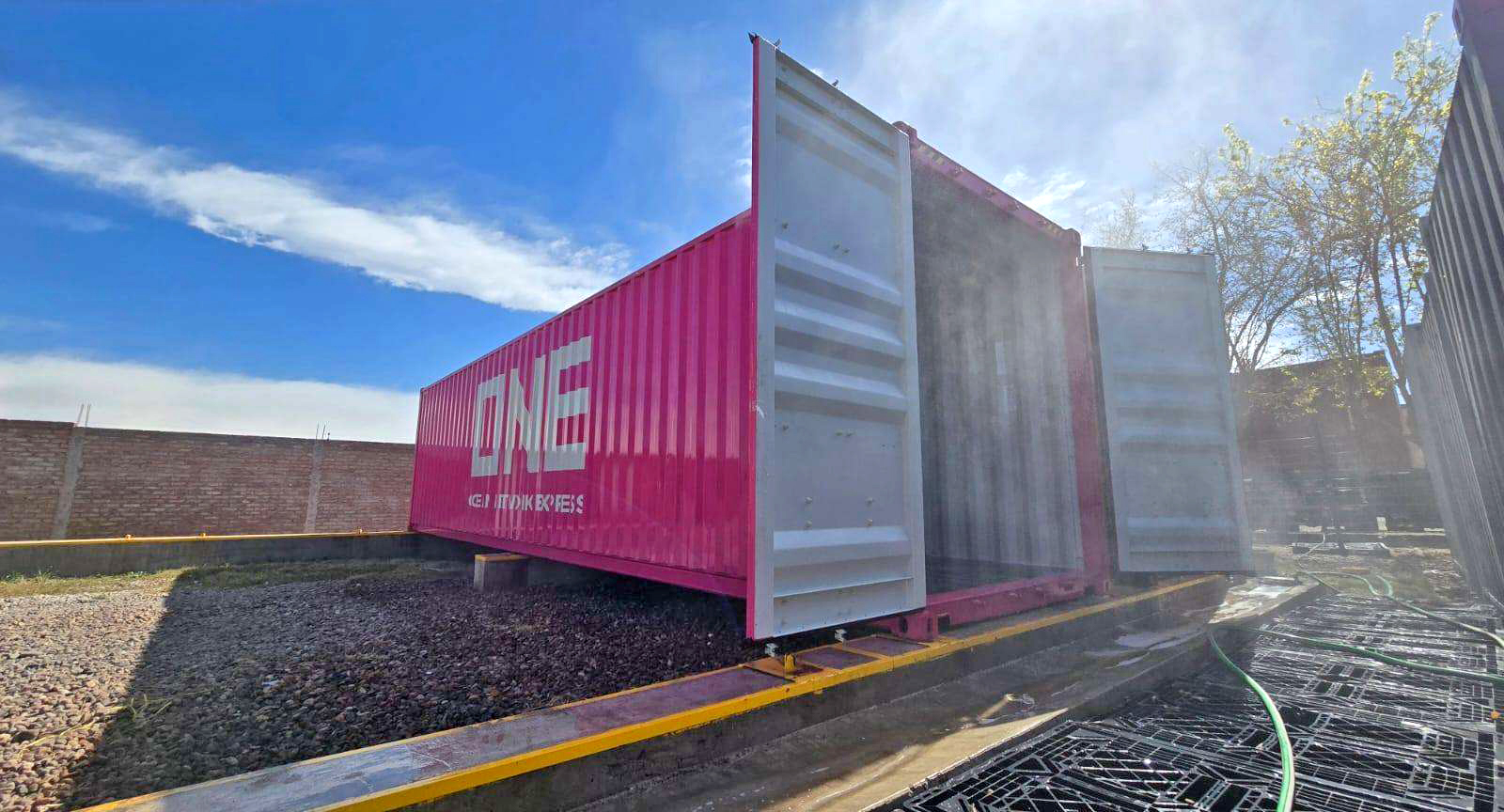Contenedor dry ONE con las puertas abiertas en predio logístico