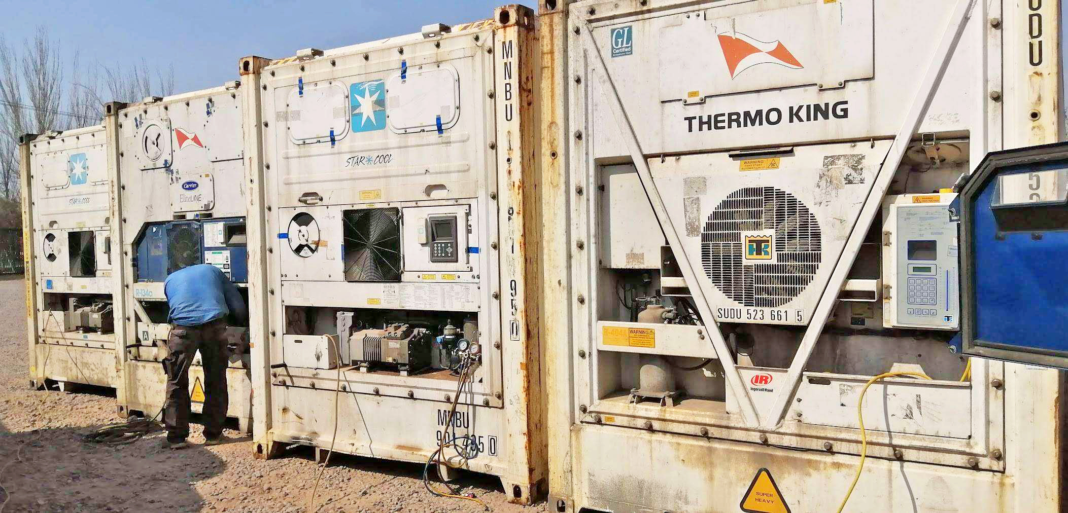 Técnico realizando mantenimiento en un contenedor reefer Star Cool