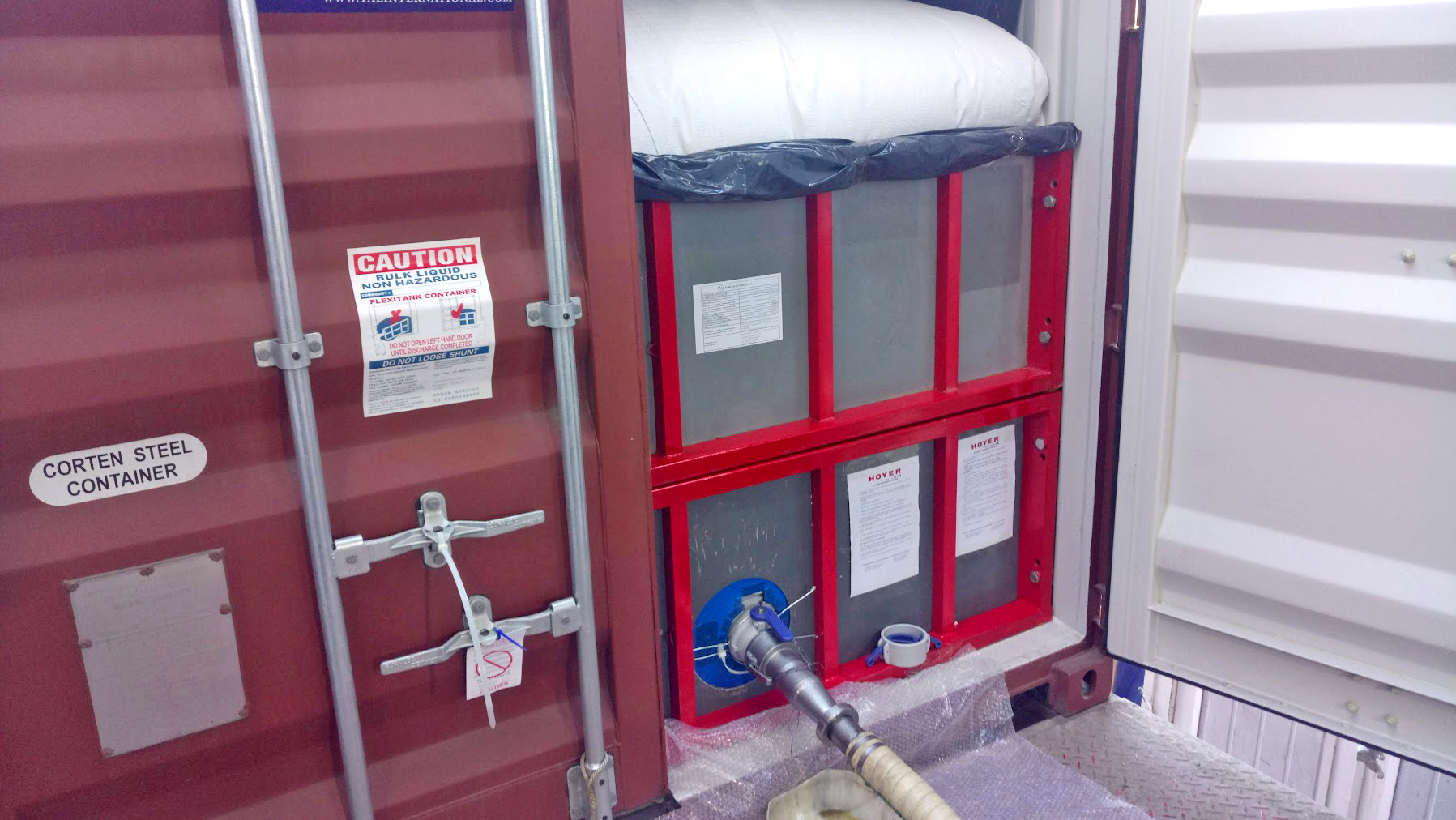 Flexitank instalado en el interior de un contenedor con bulkhead y manguera de carga
